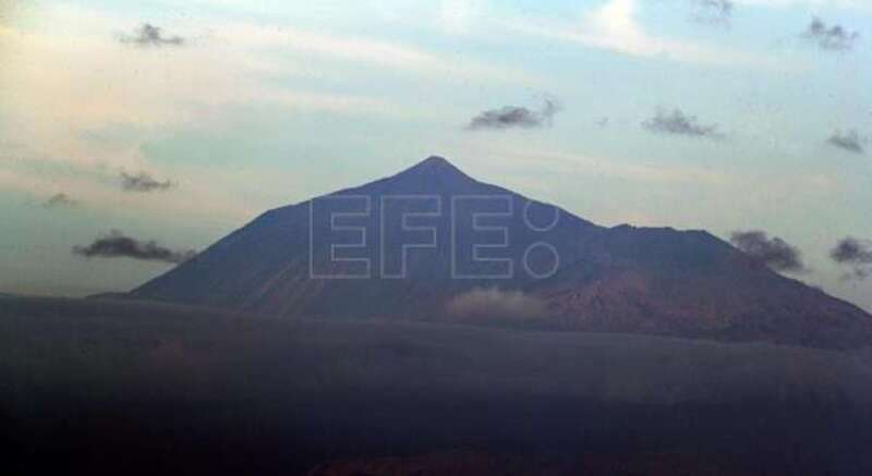 Foto de archivo del Teide tomada desde La Palma. EFE/ Elvira Urquijo A.